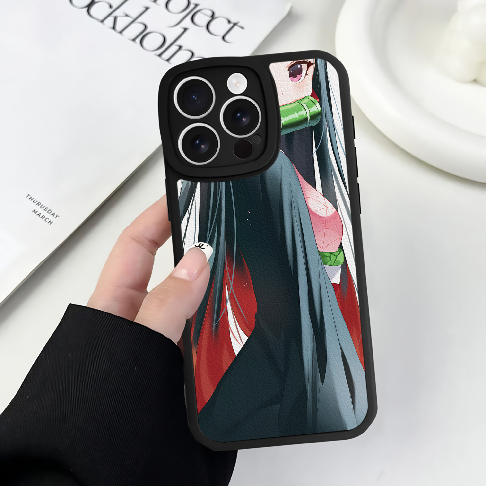 （画像用） 鬼滅の刃（きめつのやいば）竈門 禰󠄀豆子／かまど ねずこ Kamado Nezuko 【iPhone 16シリーズ対応】シリコンスマホケース（レザー調） 材質：シリコン